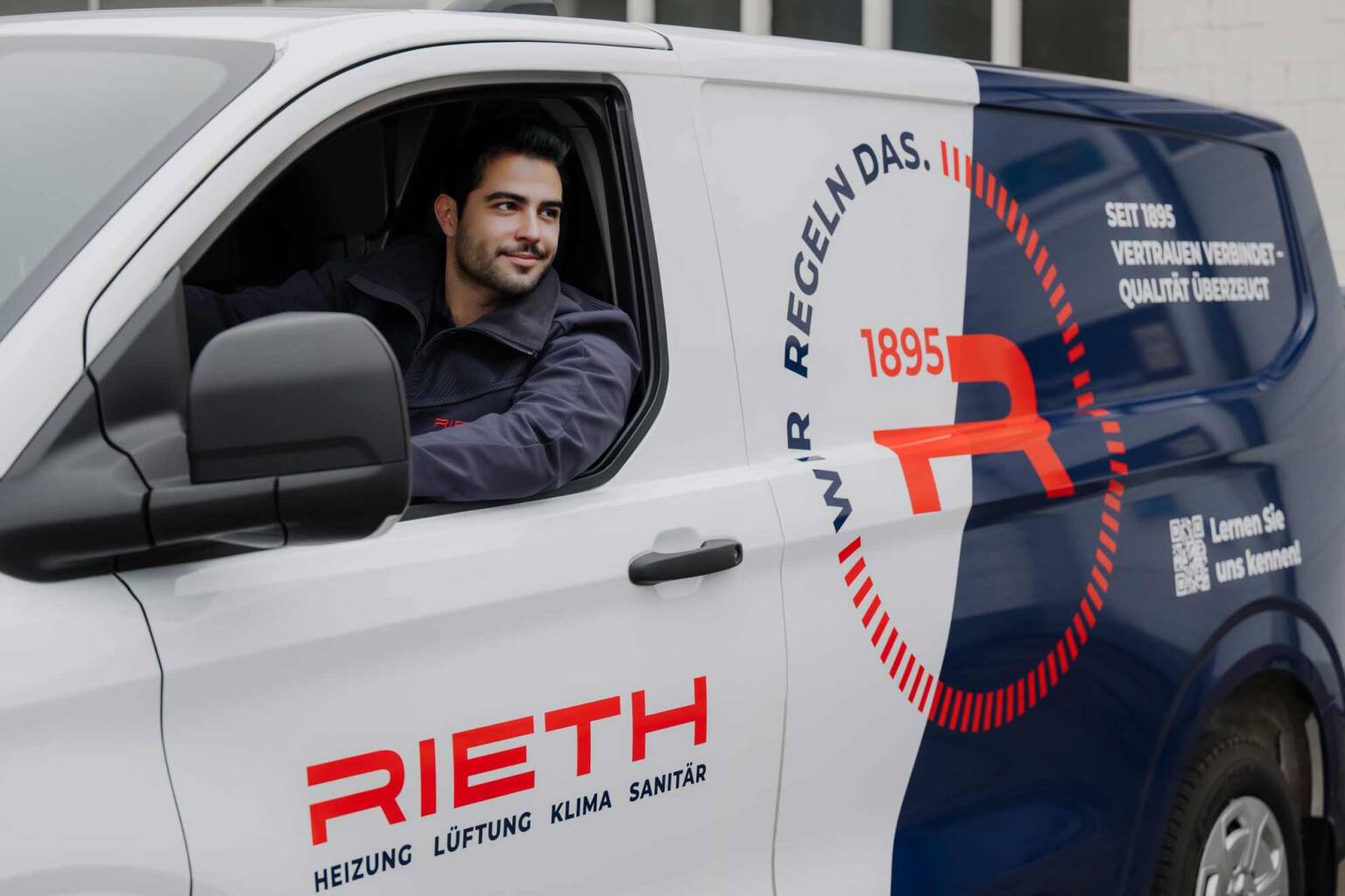 Rieth-Monteur bei der Arbeit an moderner Anlagentechnik