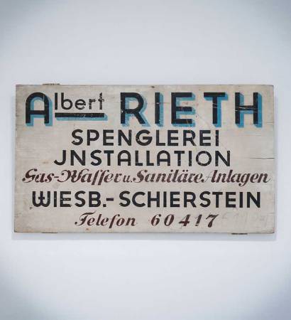 Traditionsreiches Firmenschild der Rieth GmbH